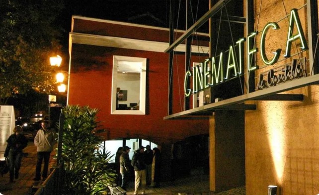 Fachada da Cinemateca de Curitiba à noite