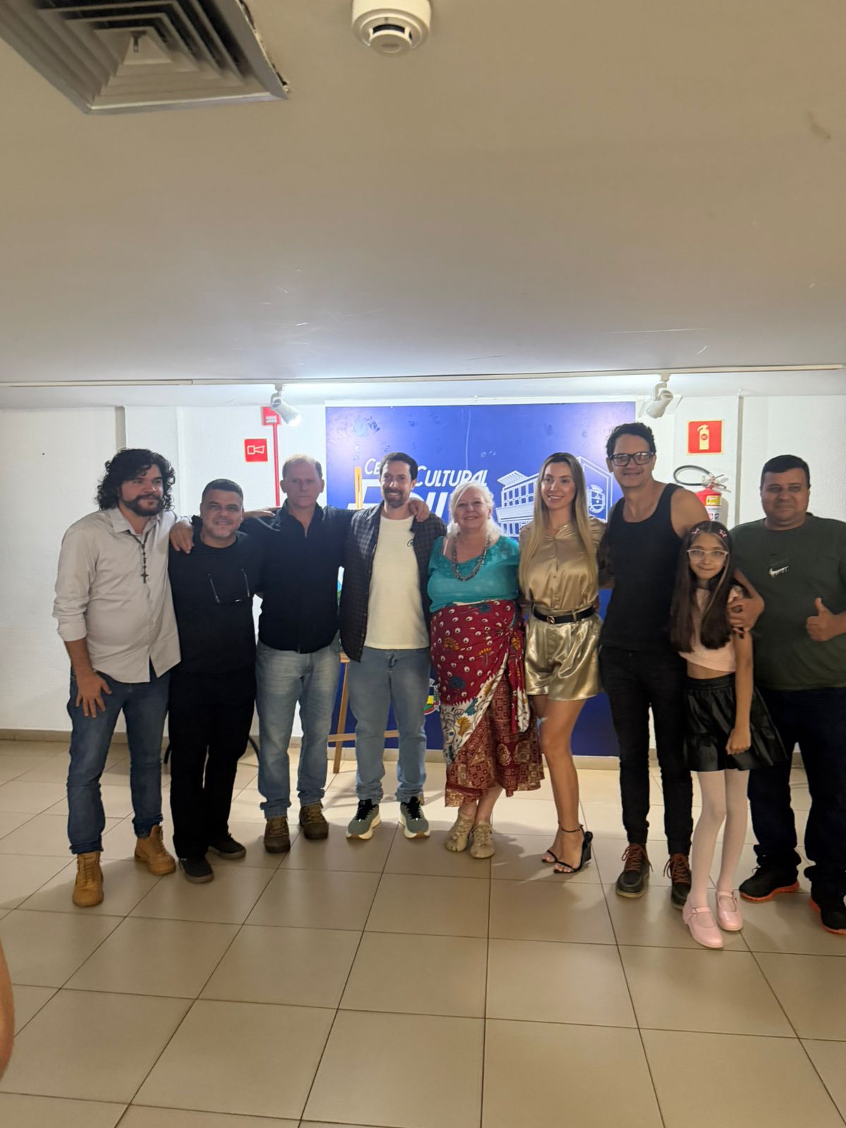 Equipe do filme com Semi Salomão na estreia